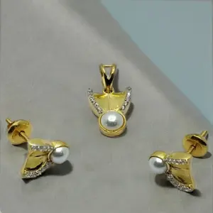 Boucles d'oreilles clous en or 22 carats avec perles et pendentif assorti, motif feuille élégant – Bijoux de créateur pour femme, pour le quotidien et les soirées - Product Image 2