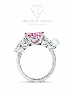Bague de fiançailles romantique en or blanc 18 carats avec diamant rose en forme de cœur, trois pierres, accentuations latérales taille poire cultivées en laboratoire, bijoux de luxe - Product Image 2