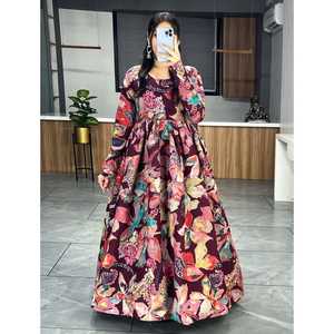 VESTIDO DE TRABAJO CON ESTAMPADO FLORAL CHANDERI DE DISEÑADOR, COLOR VINO - Product Image 1