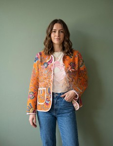 Chaqueta Acolchada Kantha Floral Naranja Tejida a Mano, Estilo Bohemio Vintage con Parches de Algodón Indio Jaipuri para Invierno - Product Image 1