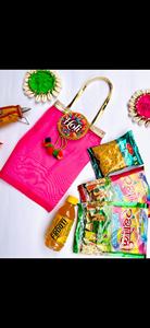 Panier Cadeau pour la Fête de Holi Vibrante, Sac Potli en Organza Rose, Gulal aux Herbes Naturelles, Gujiya, Snacks, Boisson Frooti, Essentiels Festifs - Product Image 2