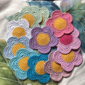 Sous-verres en feutre non tissé faits main avec fleurs au crochet, à coudre, taille personnalisée, dessous de pot en peluche à motif floral, décoration d'intérieur, protection pour tasses et mugs - Product Image 6