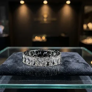 Anillo de Eternidad de Oro de Lujo con Corte Radiante para Mujer, Elegante Joyería para Bodas y Aniversarios - Product Image 4