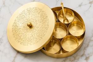 Boîte à masala en laiton faite à la main, récipient traditionnel indien pour épices, organisateur de cuisine multi-compartiments avec couvercle et cuillère - Product Image 1