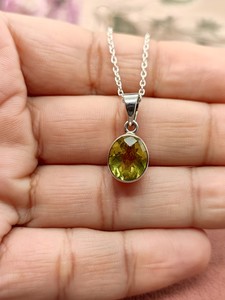 Pendentif Céleste en Quartz avec Chaîne, Collier Élégant en Cristal et Pierre Précieuse, Bijou Cadeau pour Femme, Design Unique et Intemporel - Product Image 2