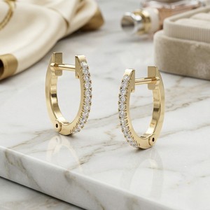 ต่างหูเพชรทรงกลมแบบ Huggie Hoop ประดับเพชรแบบ Pavé น้ำหนักรวม 0.20 กะรัต - Product Image 1