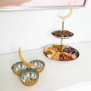 Support à gâteau élégant en métal sur trépied, orné d'éléments floraux dorés et d'une base en feuilles botaniques, de haute qualité pour un service de luxe - Product Image 6