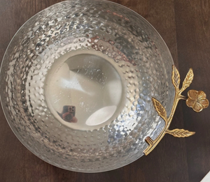 Bol en argent martelé avec branche florale dorée, accent feuille d'argent et fleur dorée, centre de table botanique martelé - Product Image 1
