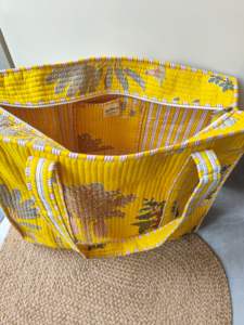 Bolso Tote de Algodón Acolchado Hecho a Mano en India |   Bolsa de tela reutilizable ecológica. Bolsa de mano con estampado de palmeras amarillas (con cremallera), 100% algodón. - Product Image 3