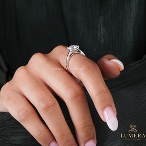 Bague de fiançailles solitaire classique en or blanc 18 carats avec diamant de laboratoire rond taillé en forme de larme, certifiée IGI, pour femme, bijoux fins - Product Image 5