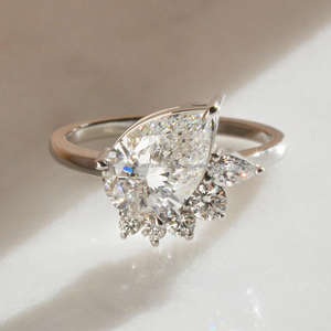 Anillo de Compromiso/Boda de Diamantes de Oro Amarillo de 14K Estilo Vintage para Mujer, Corte Pera, Diamante Cultivado en Laboratorio, Clásico, Certificado IGI - Product Image 4