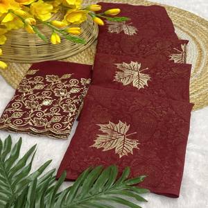 Sari VASTRA COTTAGE en Georgette color granate con motivos de hojas de Paisley estampados en foil y acabado con borlas en el pallu. - Product Image 1