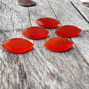 Onyx rouge naturel de haute qualité, taille marquise, dos plat, calibré, en vrac, certifié par un tiers, vente en gros - Product Image 1