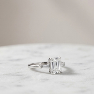 Bague de fiançailles en platine PT950 avec trois pierres en émeraude taillées et baguettes coniques en diamant - Product Image 1