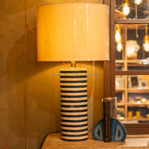 โคมไฟเรซินและกระดูกตกแต่งทำด้วยมือที่มีลวดลายฝังและมีชิปสีวางบนโคมไฟเพื่อให้หรูหราและสง่างาม - Product Image 5