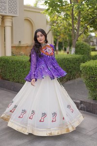 Lehenga Choli blanc de créateur en faux Georgette, longueur ras du sol, coupe trapèze, broderie, sequins miroir et travail de point de chaînette, pour Navratri 2026 - Product Image 1