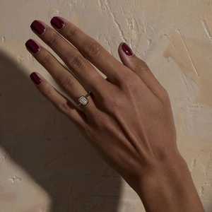 Bague de fiançailles solitaire minimaliste moderne en or 14k 18k avec diamant de laboratoire émeraude serti clos, vente en gros fabricant - Product Image 4
