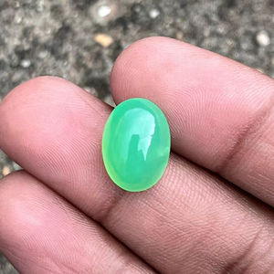 พลอยคริสโซเพรสธรรมชาติคุณภาพสูงทรงรีสีเขียวอ่อน ขัดเงา รูปทรงคาโบชอง สำหรับบำบัดรักษา - Product Image 1