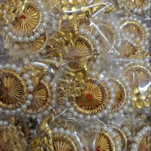 Exquisitos Adornos Hechos a Mano con Pavo Real Dorado y Perlas, Arte Tradicional y Diseño Elegante para Decoración Festiva - Product Image 2