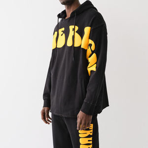 Sweat-shirt à capuche oversize noir pour homme avec imprimé lettres jaunes en molleton de coton, style décontracté, pour l'automne, vente en gros, sweat-shirt à capuche imprimé en relief - Product Image 2