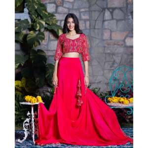 Ensemble de lehenga de mariage en satin rose taille XS Noor, coupe ajustée, avec blouse brodée à manches longues - Product Image 1