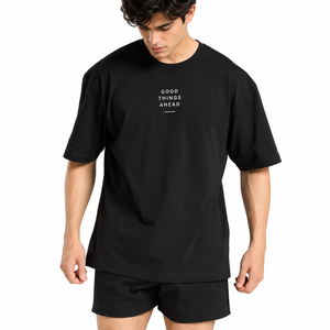 Camiseta Negra de Manga Corta para Hombre con Estampado de "Good Things Ahead", Corte Regular, Cuello Redondo, Informal, de Algodón - Product Image 1