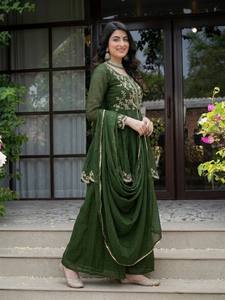 ชุดคุर्ตาปัลลาซโซ่ปักลายสีเขียวเข้ม พร้อมผ้าคลุมไหล่ชีฟอง สไตล์ปากีสถาน ชุดสัลวาร์สำหรับงานปาร์ตี้ ออกแบบโดยดีไซเนอร์ สำหรับผู้หญิง - Product Image 1