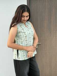 เสื้อครอปแขนกุดพิมพ์ลายดอกไม้สีเขียวมิ้นท์สำหรับผู้หญิง ทรงหลวม สไตล์ลำลอง เหมาะกับกางเกงยีนส์ ใส่ได้ทุกวันในช่วงฤดูร้อน - Product Image 4