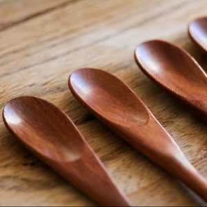 Cuchara de Cocina de Madera Natural de Alta Calidad, Cuchara de Madera Hecha a Mano con Mango Largo, Sostenible, Regalo Perfecto para Chefs Caseros - Product Image 1