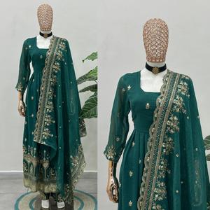 Robes Anarkali en soie croustillante de style indien et pakistanais, les plus belles, pour les mariages, avec de riches broderies et des sequins. - Product Image 3