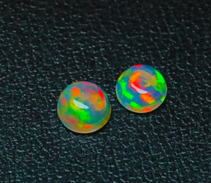 Opale d'Éthiopie cabochon 4 mm - Opale d'Éthiopie Welo de forme ronde - Pierre naturelle lisse et non montée pour la création de bijoux - Product Image 1