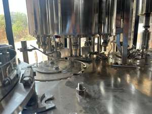 Máquina Automática de Llenado de Líquidos de Alta Velocidad (40 BPM) de Acero Inoxidable para Jugos, Leche y Cerveza, Eléctrica 220V, 1 Año de Garantía, para Envases de PET, Plástico y Vidrio - Product Image 3