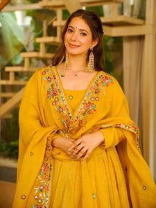 Nouvelle collection de costumes Anarkali 3 pièces, parfaits pour les occasions festives. Costume Anarkali prêt-à-porter d'un fournisseur indien. - Product Image 3