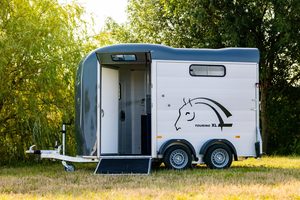 Remolque de Carga Eléctrico de 3 Pisos para Transporte de Ganado y Caballos, Usado, Personalizado, Estándar Belga, Disponible para Venta al por Mayor a Bajo Precio - Product Image 2