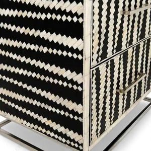 Commode artisanale en os incrusté, rayures géométriques noir et blanc, 6 tiroirs avec base métallique, meuble de rangement moderne pour chambre à coucher - Product Image 5