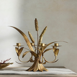 Candelabro dorado con ramas y portavelas de cristal dispuestos sobre un intrincado marco de nido, disponible a precios de mayorista. - Product Image 4