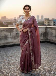 Sari indien tendance de qualité supérieure en tissu doré froissé avec broderie Pallu et travail multi-fils, bordure découpée Arco, avec chemisier - Product Image 2