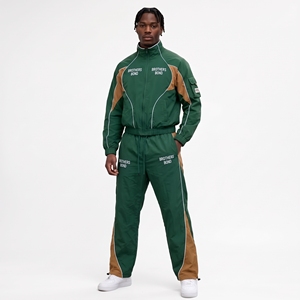 Conjunto deportivo de dos piezas para hombre, color verde bosque, marrón claro, chaqueta cortavientos con paneles curvos y pantalones deportivos a juego, estilo streetwear. - Product Image 3