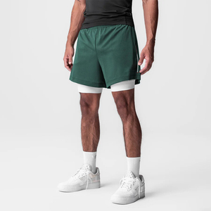 Shorts de sport 2-en-1 vert foncé à séchage rapide avec logo personnalisé, maille respirante, pour basketball, course et gym, 5 pouces, avec poches latérales zippées - Product Image 1