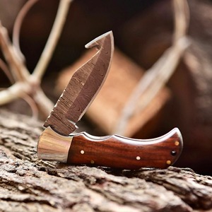 Couteau pliant artisanal à lame Guthook en acier Damas - Manche en PakkaWood, étui en cuir, logo personnalisé OEM/ODM, lame à pointe clip 3mm - Product Image 3