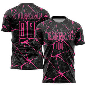 Uniforme de Fútbol Personalizado Negro y Rosa con Patrón Geométrico Agrietado, Nombre y Número del Equipo Personalizados, Camiseta y Pantalones Cortos de Fútbol, Kit Completo para Hombre - Product Image 4