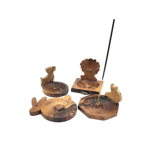 Diffuseur d'arômes en bois minimaliste en forme de goutte d'eau, mettant en valeur les textures naturelles du chêne, parfaitement complété par des lumières féériques festives - Product Image 6
