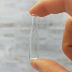 Botella de Vidrio en Miniatura para Decoración Artesanal - Product Image 4