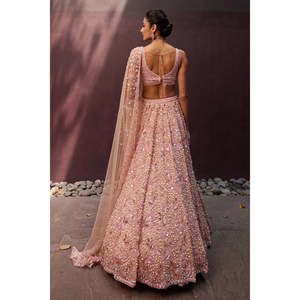 Ropa de Diseñador India y Pakistaní, Elegante Lehenga con Intrincados Bordados de Hilo, Lentejuelas, Perlas y Cuentas - Product Image 2