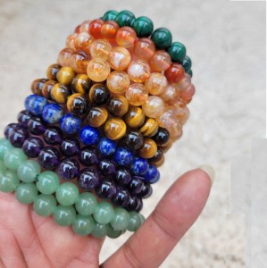 Venta al por mayor de pulseras de piedras preciosas de cristal curativas de energía natural, diseño de moda con temática de amor, de 6/8 mm, para joyería. - Product Image 1