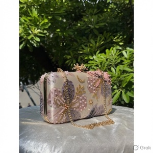 AZIZA FASHION DREAM กระเป๋าคลัทช์ผ้าไหมปักลายดอกไม้ประดับด้วยลูกปัดประดับมุกสายโซ่ปิดซิปน้ำหนักเบา - Product Image 3