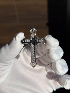 Pendentif Croix en Moissanite Diamant Élite, Coupe Baguette Ronde, Argent 925, Bijou Religieux Élégant et Étincelant, Breloque de Collier Scintillante - Product Image 5