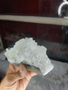 Apophyllite verte naturelle avec spécimen minéral de Stilbite, formation de géode irrégulière, décoration intérieure et collection, provenant du Maharashtra - Product Image 4