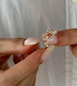 Anillo de compromiso de diamante blanco de corte ovalado en oro rosa macizo con banda floral de hojas y diamantes marquesa, diseño clásico de tallos y engaste de puntas finas. - Product Image 2