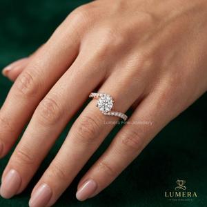 Anillo de Compromiso de Diamantes Redondos Brillantes en Oro para Mujer con Diamantes Laterales, Certificado IGI, Estilo Clásico - Product Image 1